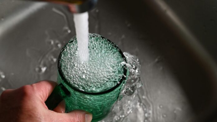 A U.S. government report has concluded that fluoride in drinking water at twice the recommended limit is linked with lower IQ in children.