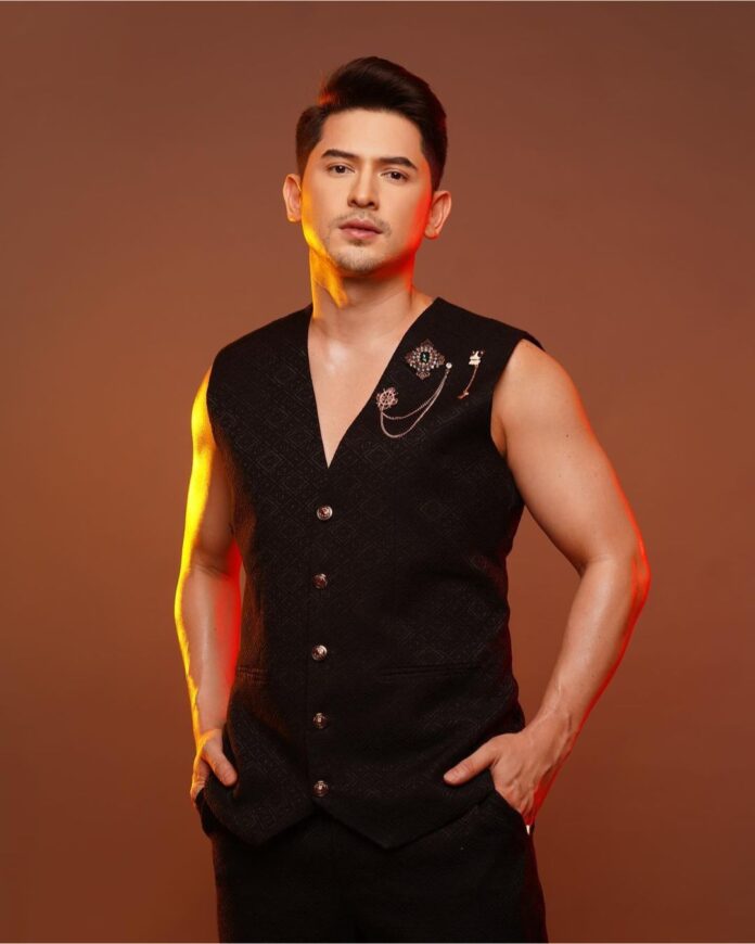 HOT: Fans believe Joel Lamangan sexually exploited Ahron Villena