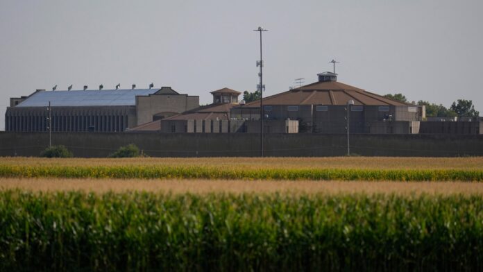 A historic but dilapidated Illinois prison will close while replacement is built, despite objections