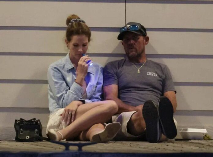 PHOTO: Lana Del Rey and her old husband, Jeremy Dufresne, smoking vape while sitting on the ground in Louisiana