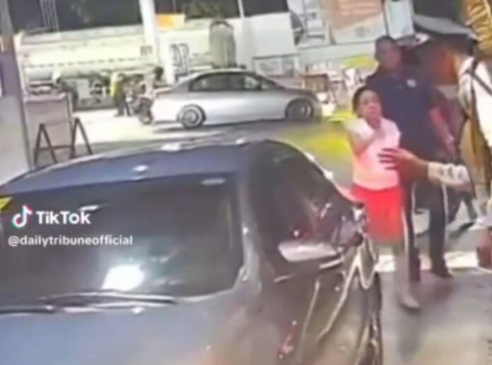 SINAWAY VIDEO: Cynthia Villar, pinagalitan ang security guard dahil pinayagan nitong makapasok ang mga motorista sa BF Resort Subdivision sa Las Piñas